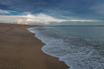 Dunkle Wolken Wellen am Strand von Barcelona Spanien