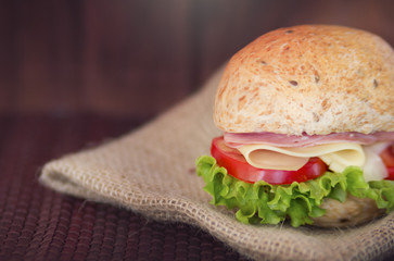 Delicioso sanduíche  artesanal preparado com pão integral queijo e tomates frescos