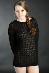 Teenager posiert in schwarzem Pullover