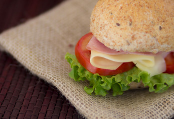 Delicioso sanduíche  artesanal preparado com pão integral queijo e tomates frescos