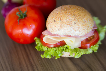 Delicioso sanduíche  artesanal preparado com pão integral queijo e tomates frescos