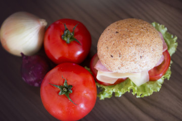 Delicioso sanduíche  artesanal preparado com pão integral queijo e tomates frescos