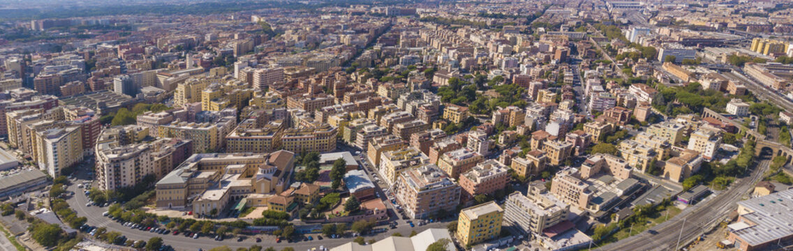 Vista aerea panoramica di Roma sud-est. Si riconosce villa Fiorelli e la zona che va da via Tuscolana al Pigneto. Tanti palazzi nascondono la vista delle vie che attraversano la citt&agrave;.