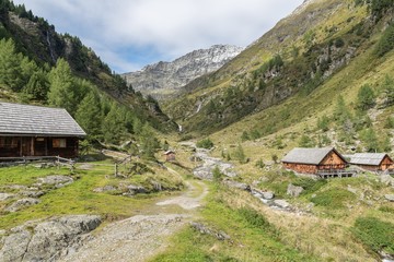 Fototapeta na wymiar Almhütten im Göriachtal im Lungau mit Blick auf die Berge, Österreich