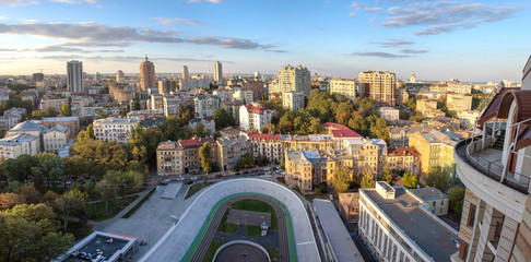 Belle région de kiev près du centre-ville au coucher du soleil, photographie aérienne à Kiev, Ukraine