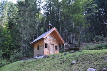Kleine Kapelle im Wald