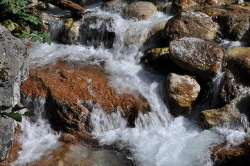 Fototapeta na wymiar Wasser läuft über Steine