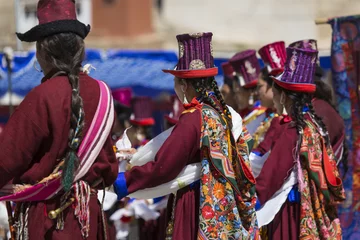 Cercles muraux Inde Unidentified artists in Ladakhi costumes at the Ladakh Festival, Leh, India.