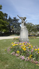 sculpture dans le jardin public