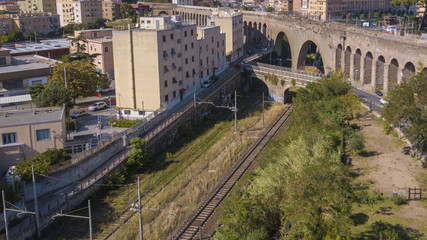 Vista aerea di un tratto di ferrovia italiana che attraversa la città di Roma est tra il quartiere Pigneto e la via Tuscolana. I binari dividono in due la capitale d' Italia.
