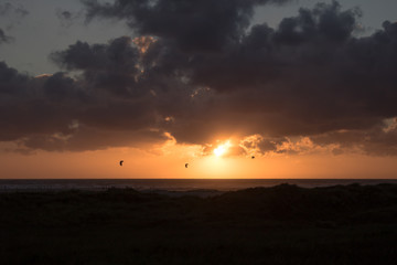 Fototapeta na wymiar Kitesurfer in der untergehenden Sonne