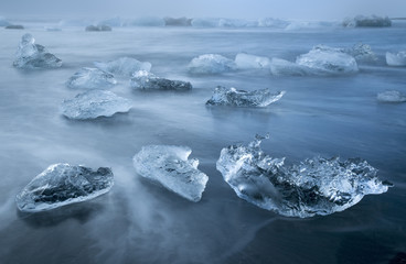 Obraz premium Stranded ice blocks, Jökulsarlon glacier bay, Iceland