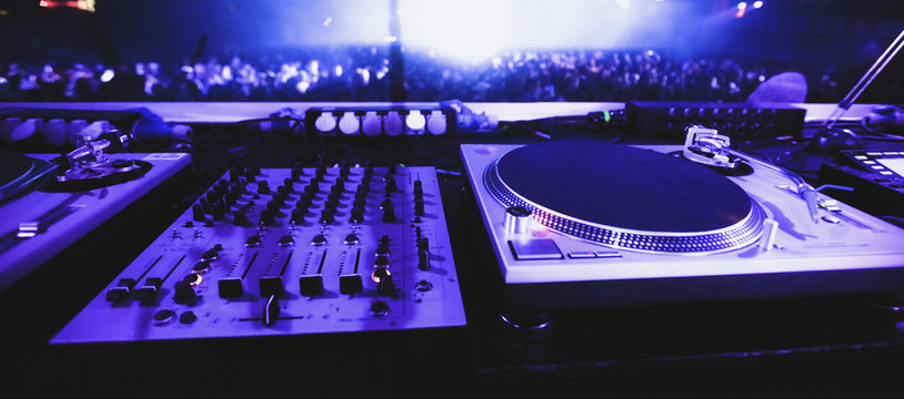 DJ turntables