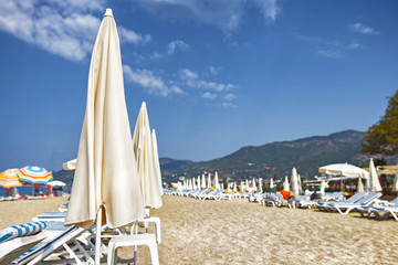 Fototapeta na wymiar resort tropical beach. Summer vacation. Umbrellas and sunbeds on white sand. Alanya, Turkey.