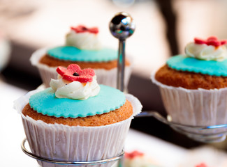 Muffin in einem Ständer aus Metall auf einer Feier oder Hochzeit