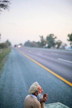 A man praying roadside 