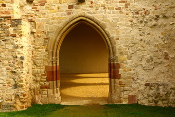 Eingangsportal der Restkirche auf dem Klostergelände der UNESCO- Welterbestätte Kloster Lorsch