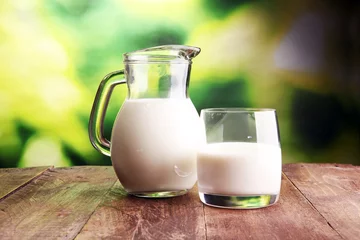 Foto auf Acrylglas Milchprodukte Milchprodukte. leckere gesunde Milchprodukte auf einem Tisch