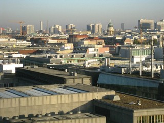 Deutscher Bundestag und Reichstagsgebäude mit Blick von der Glaskuppel auf Berlin                   auf Berlin