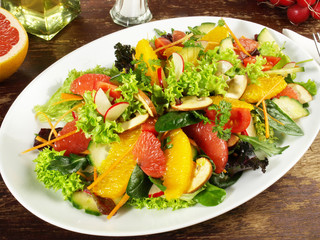Gemischter Salat mit Fruchtfilets