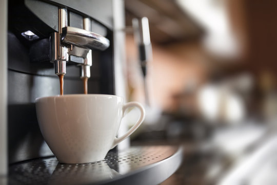 Fototapeta Ekspres do kawy parzący świeżą kawę