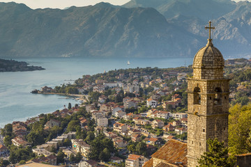 Fototapeta na wymiar вид на город Котор на берегу залива в Черногории на фоне колокольни католической церкви 