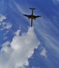 Flugzeug fliegt in Wolken am Himmel