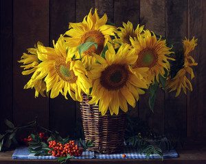 Bouquet of sunflowers in the basket.