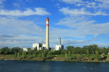 Blick über die Neue Donau mit Kraftwerk Donaustadt im September 2017