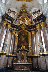 Innenansicht der Abteikirche Amorbach