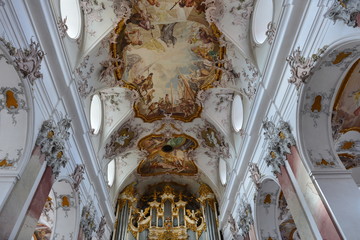 Innenansicht der Abteikirche Amorbach