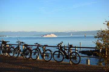 Promenade von Friedrichshafen, Fähre bei der Ausfahrt aus dem Hafen, Fährräder an Geländer gelehnt