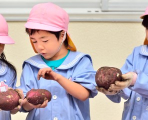 収穫の秋・楽しむ子供たち