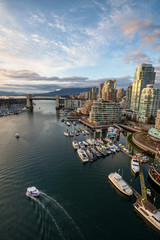 Naklejka premium Widok z lotu ptaka na budynki mieszkalne w False Creek, Downtown Vancouver, British Columbia, Kanada.