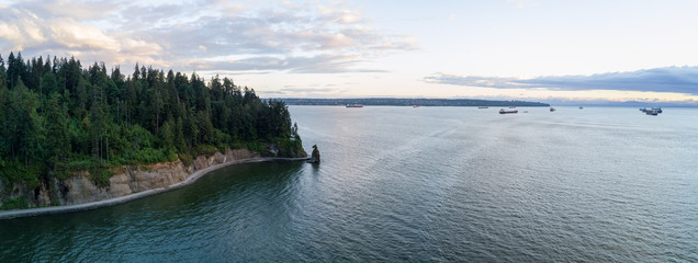 Obraz premium Panoramic aerial view of the famous rock by the seawall in Stanley Park, Vancouver, British Columbia, Canada.