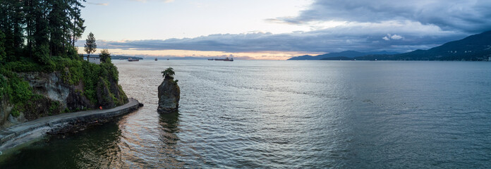 Obraz premium Panoramic aerial view of the famous rock by the seawall in Stanley Park, Vancouver, British Columbia, Canada.