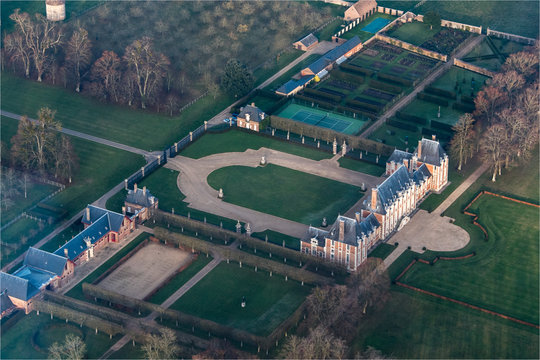 Vue aérienne du château de Saint-Aubin-d'Ecrosville dans l'Eure en France