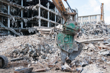 Wertstoffe auf einer Abrissbaustelle werden separiert