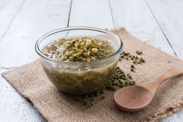 Boiled green mung beans with sugar syrup