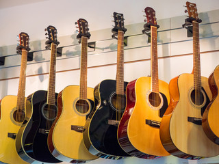 Gitary w sklepie muzycznym - obrazy, fototapety, plakaty