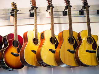 Gitary w sklepie muzycznym