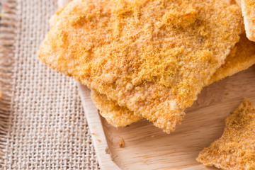 Rice cracker with dried shredded pork