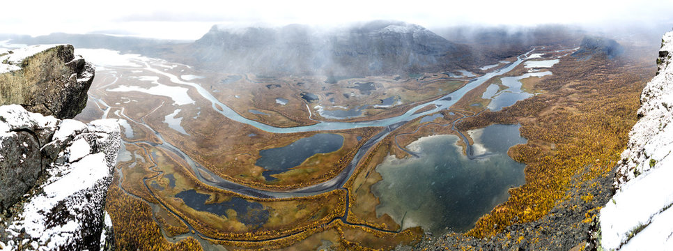 Panorama des Rappadalen vom Skierffe im Sarek - Nationalpark in Lappland - Scheden bei Wolken und Schneefall
