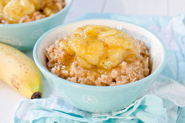 Oatmeal with caramelized bananas