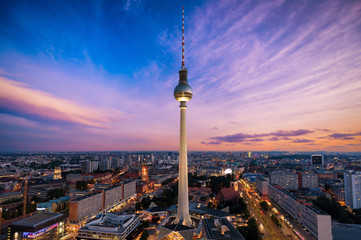 Der Fernsehturm und die Skyline von Berlin nach Sonnenuntergang