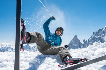 Photo sur Aluminium Sports dhiver Homme appréciant le ski de neige