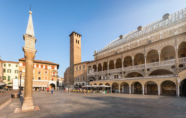 Fototapeta na wymiar Der Piazza delle Erbe mit dem Palazzo della Ragione in Padova, Italien