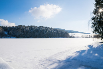 Blaibacher See gefroren im Winter im Bayerischen Wald