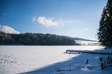 Blaibacher See gefroren im Winter im Bayerischen Wald