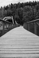 Brücke mit Zaun am Kraftwerk im Bayerischen Wald